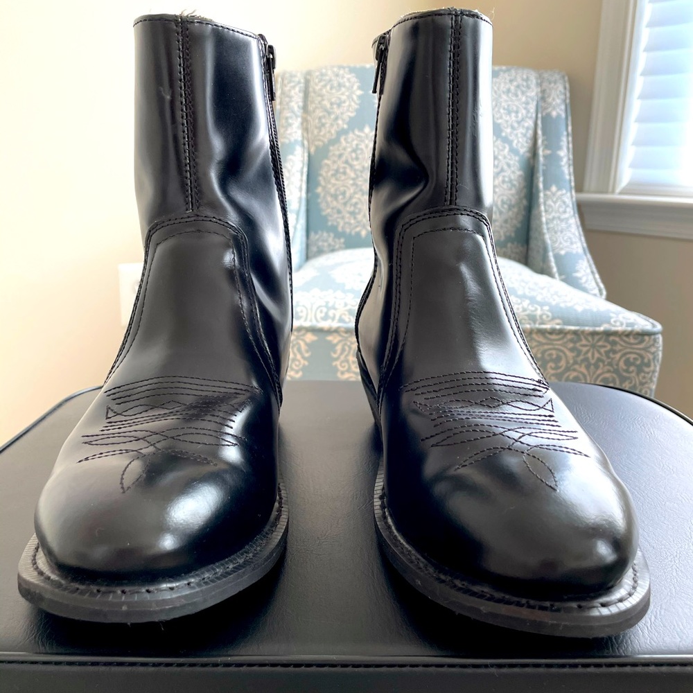 Men’s Leather Classics boots in EUC size 8.5